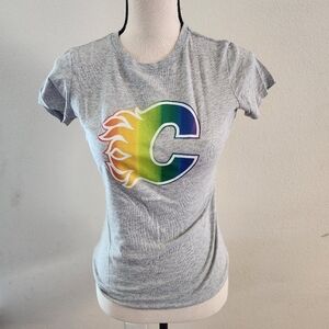 Reebok NHL Calgary Flames Gray Crew Neck Pride Month T-Shirt Size Small